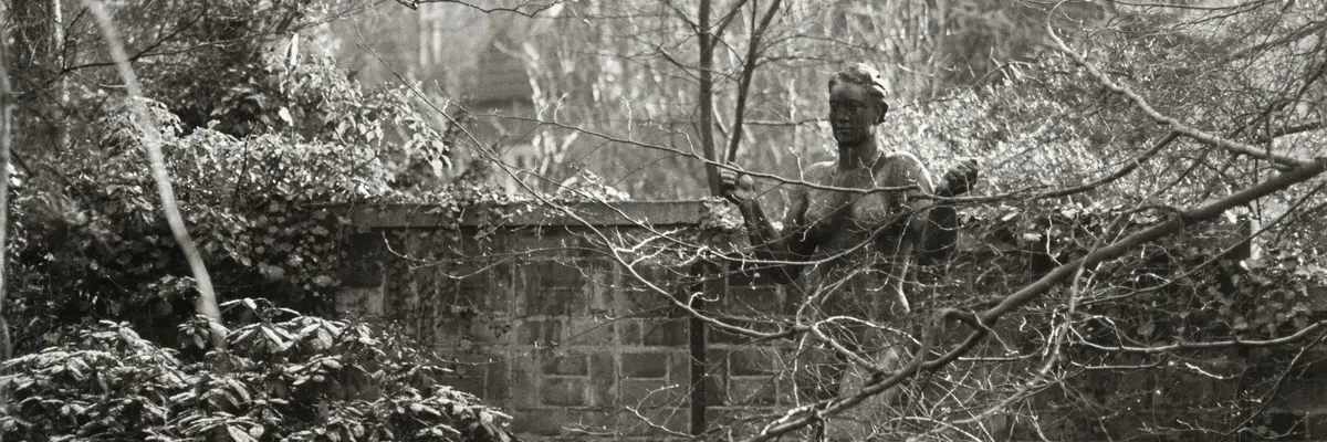 Schwarz-Weiß-Fotografie einer Skulptur in einem Park.