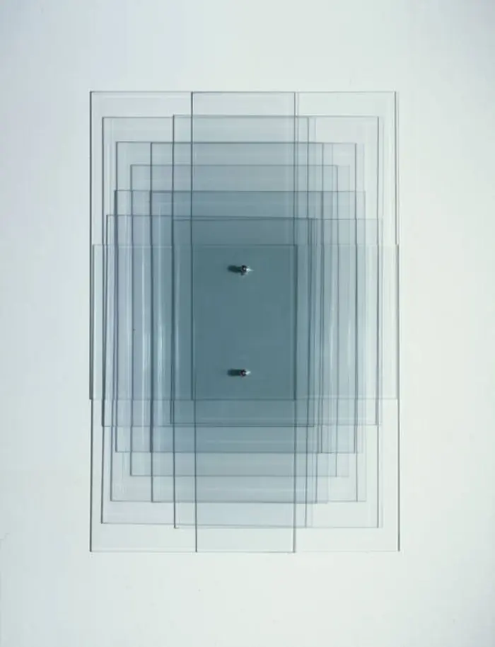 Aufeinandergeschichtete, viereckige Glasscheiben unterschiedlicher Größe