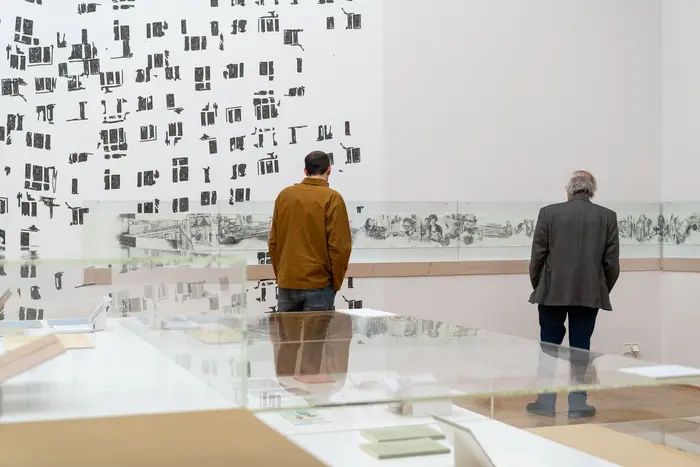 Besucher in einem Ausstellungsraum 