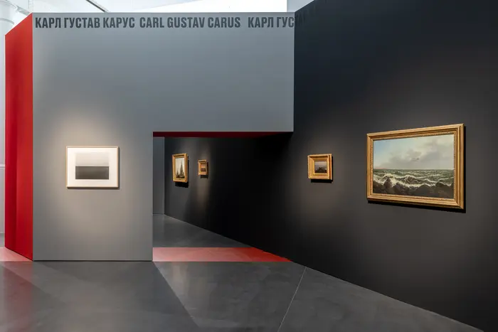 Eine Ausstellungsansicht mit Gemälden 