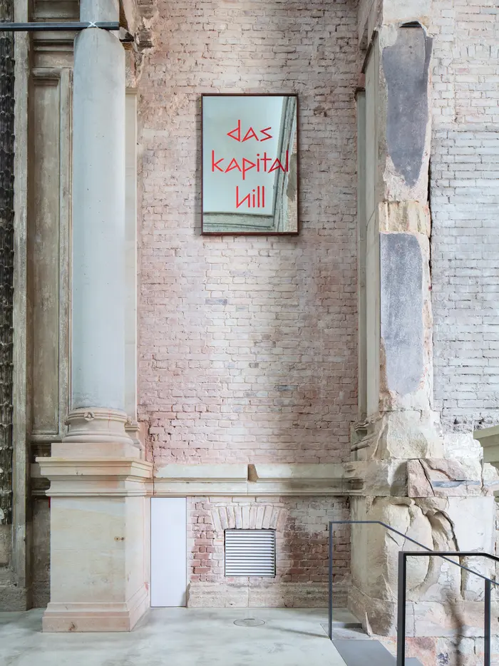 Ein Spiegel mit einer Inschrift "Das Kapital"