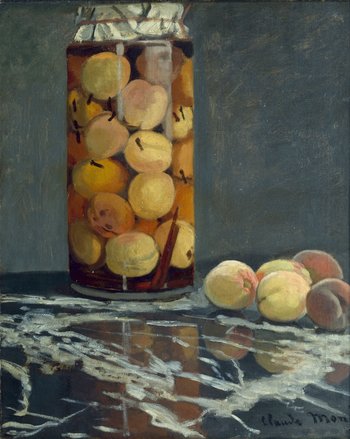 ein Einweckglas mit Pfirsichen auf einem Tisch