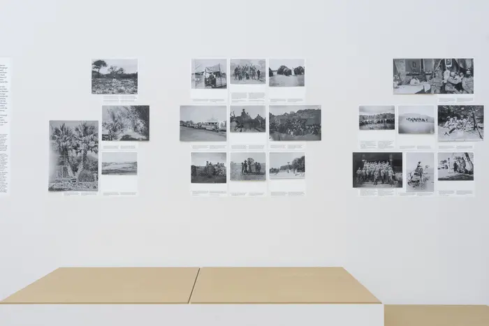 Eine Ausstellungsansicht mit  Fotografien