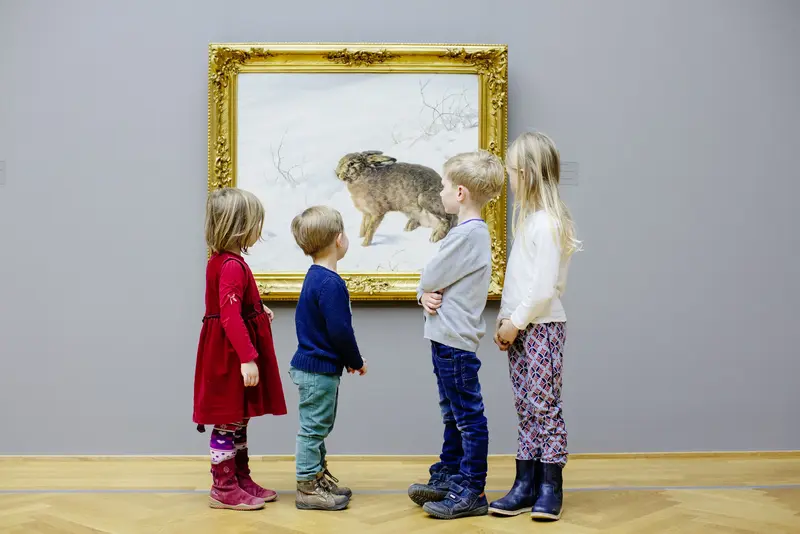 vier Kinder vor Raykis Hasen