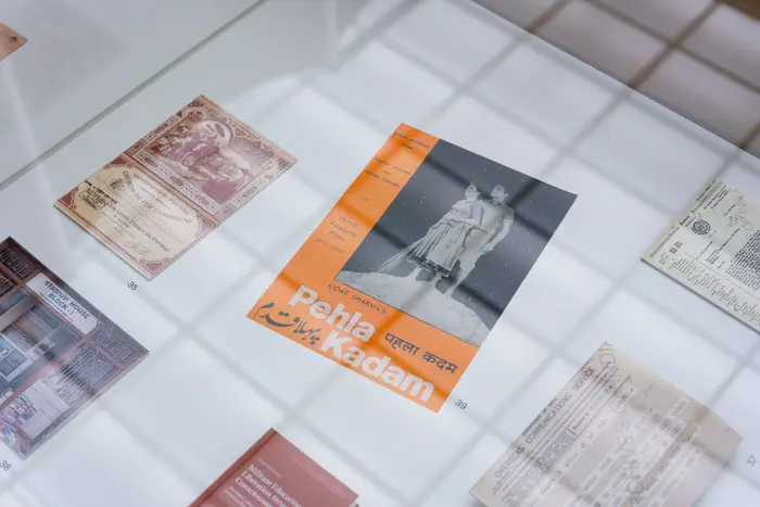 Eine Vitrine mit alten Dokumenten