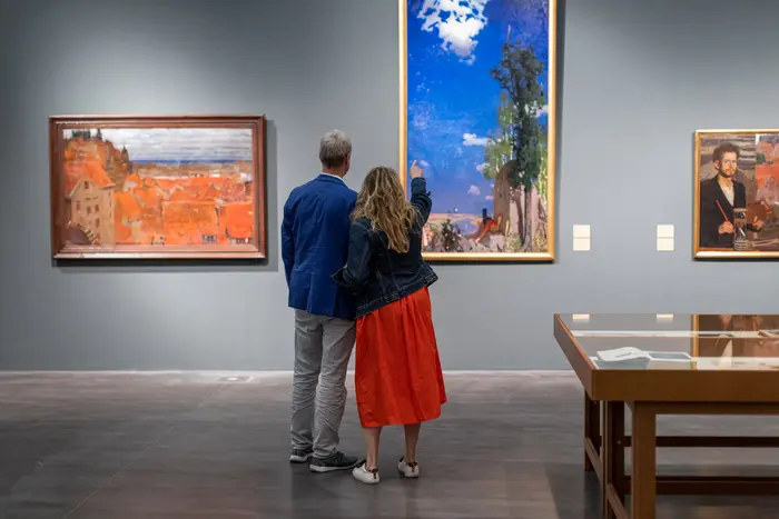 Besucherinnen und Besucher in einem Ausstellungsraum