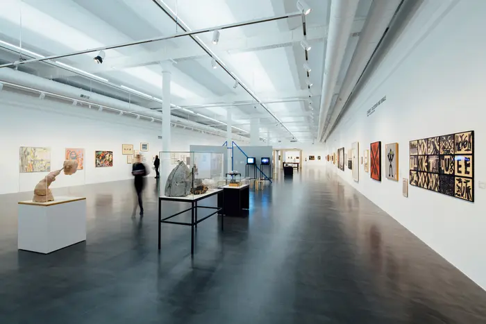 Eine Ausstellungsansicht mit abstrakten Gemälden