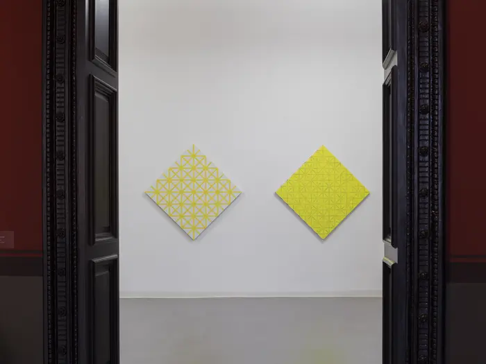 Eine Ausstellungsansicht mit kubistischen Gemälden 