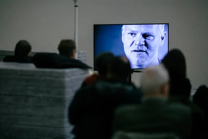 Zuschauerinnen und Zuschauer schauen sich ein Fim an