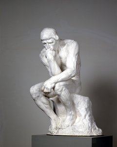 Skulptur eines nackten Mannes, der seinen Kopf auf die rechte Hand stützt