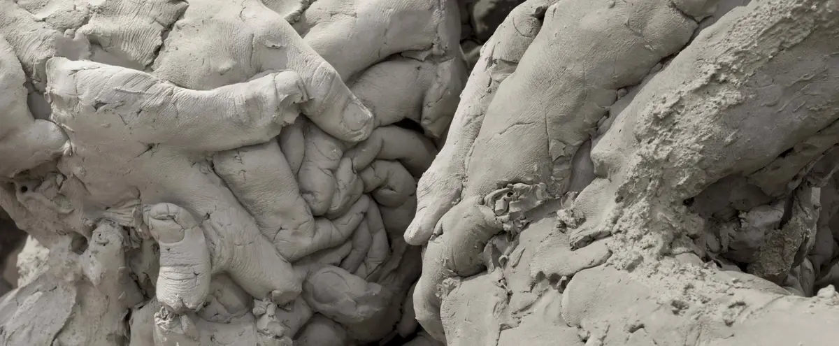 Ein Haufen von Ton mit leicht erkennbaren teilen verschiedener Figuren