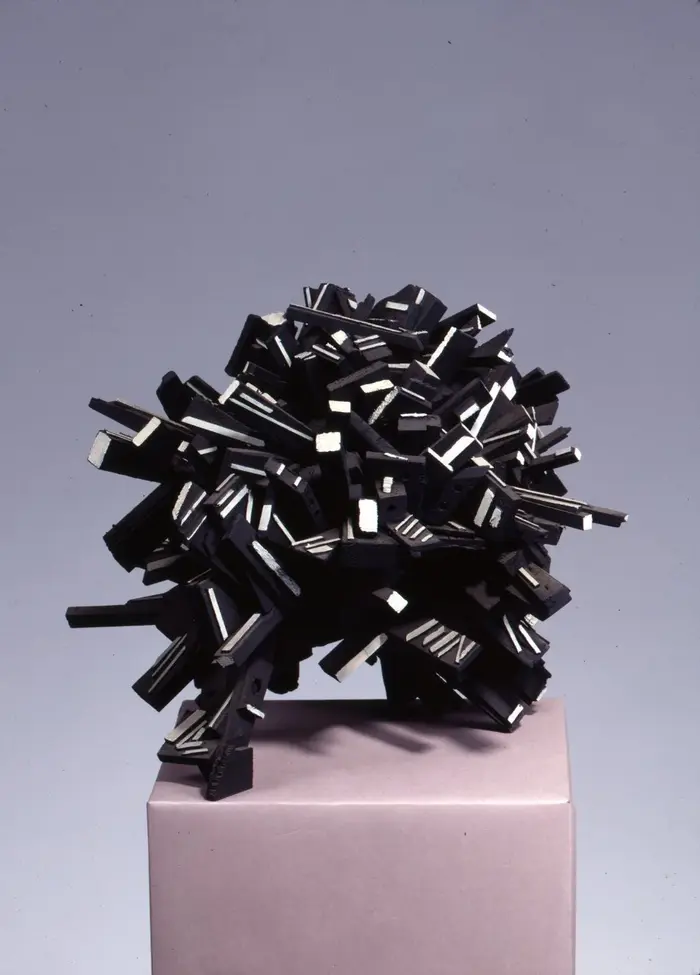 Eine Installation aus metallenen Teilen