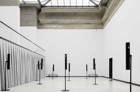 Eine Ausstellungsansicht mit Lichtständern 