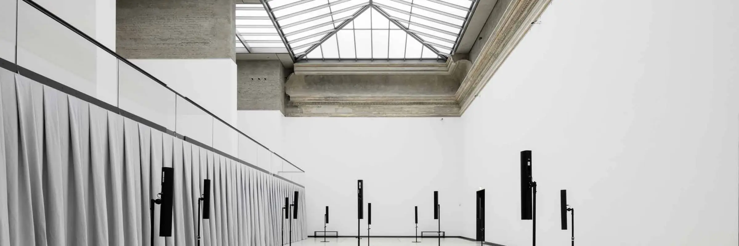 Eine Ausstellungsansicht mit Lichtständern 