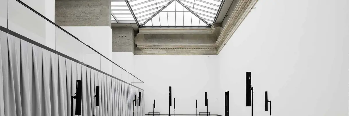 Eine Ausstellungsansicht mit Lichtständern 