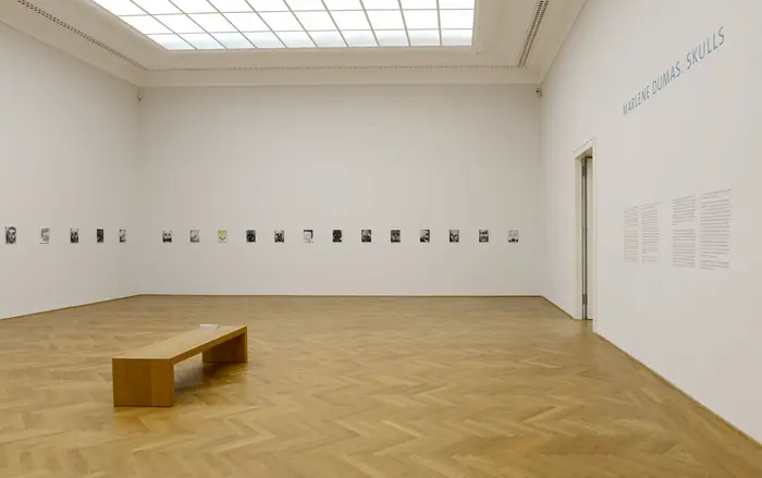 Eine Ausstellungsansicht mit Fotografien