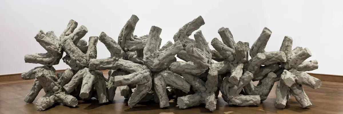 Eine Installation aus Ton