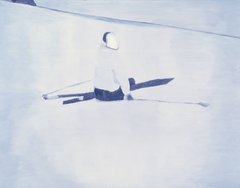 ein Skifahrer, der im Schnee sitzt, mit unkenntlichem Gesicht