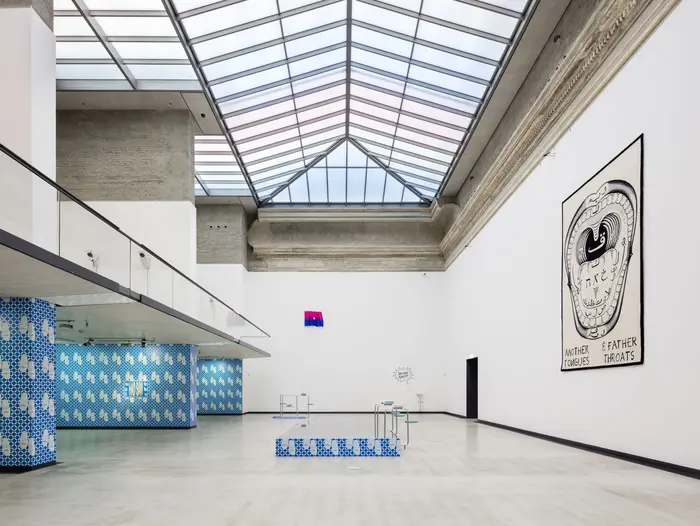 Eine Ausstellungsansicht mit blauen Tapeten 