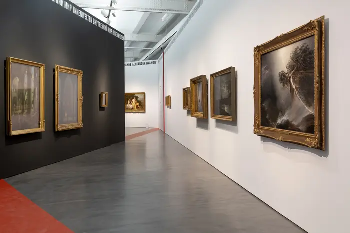 Eine Ausstellungsansicht mit Gemälden 