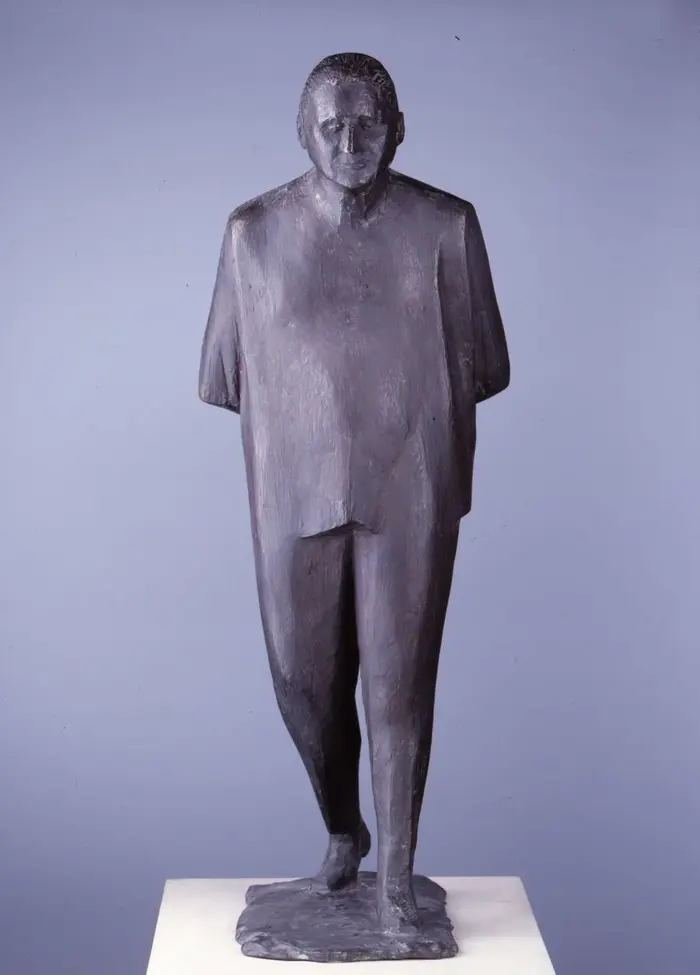 Eine Bronzestatue eines Mannes