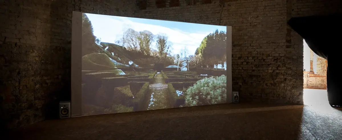 Ansicht einer Videoleinwand im Kavalierhaus im Park Bad Muskau