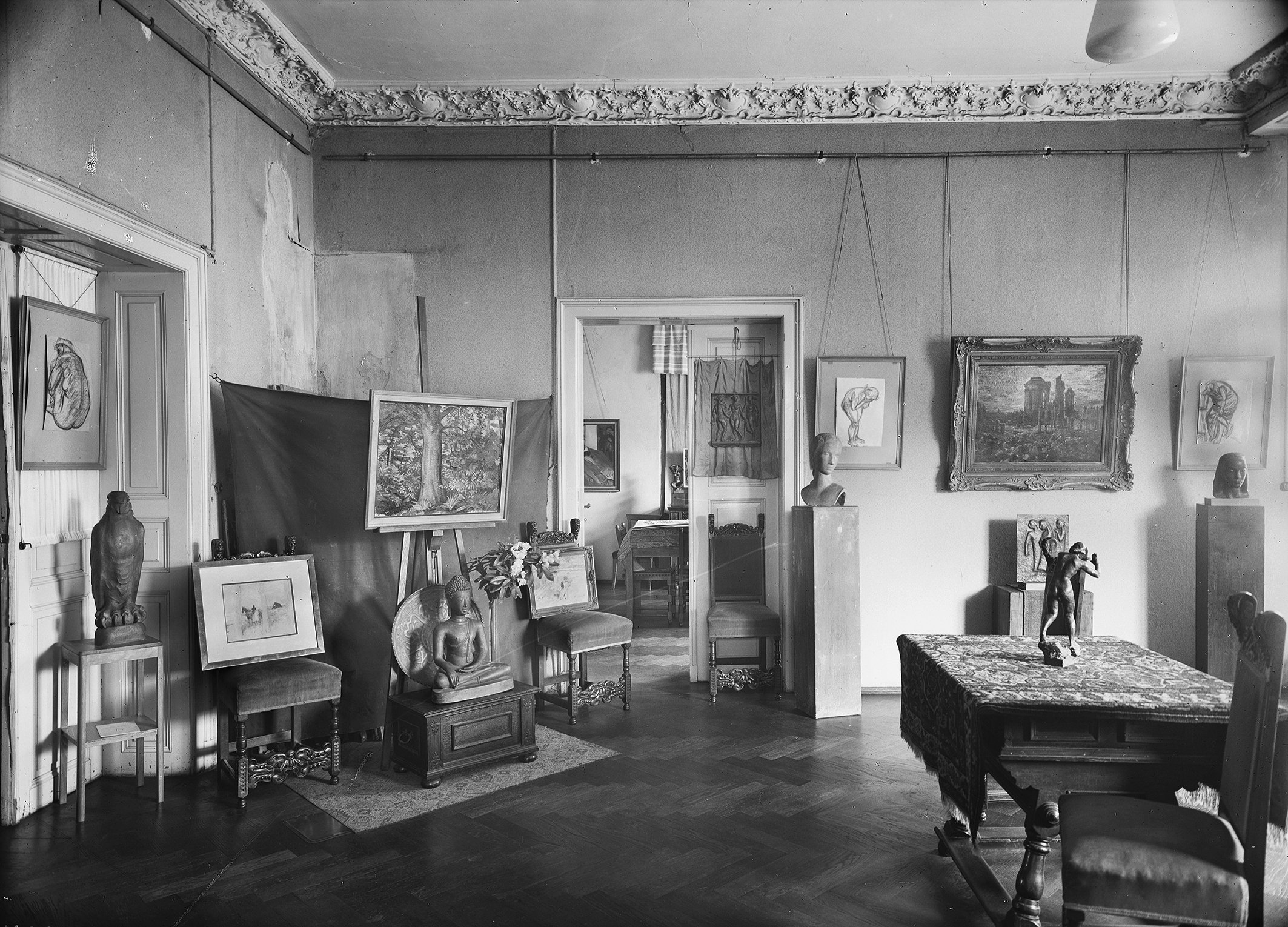 schwarzweiße Fotografie eines Raumes mit Kunstwerken
